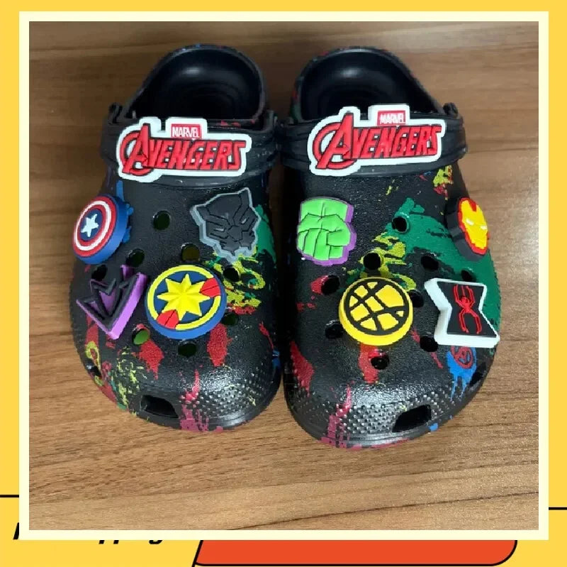 Avengers Clogs Multi-Helden – Weißer Hintergrund mit Farbspritzern