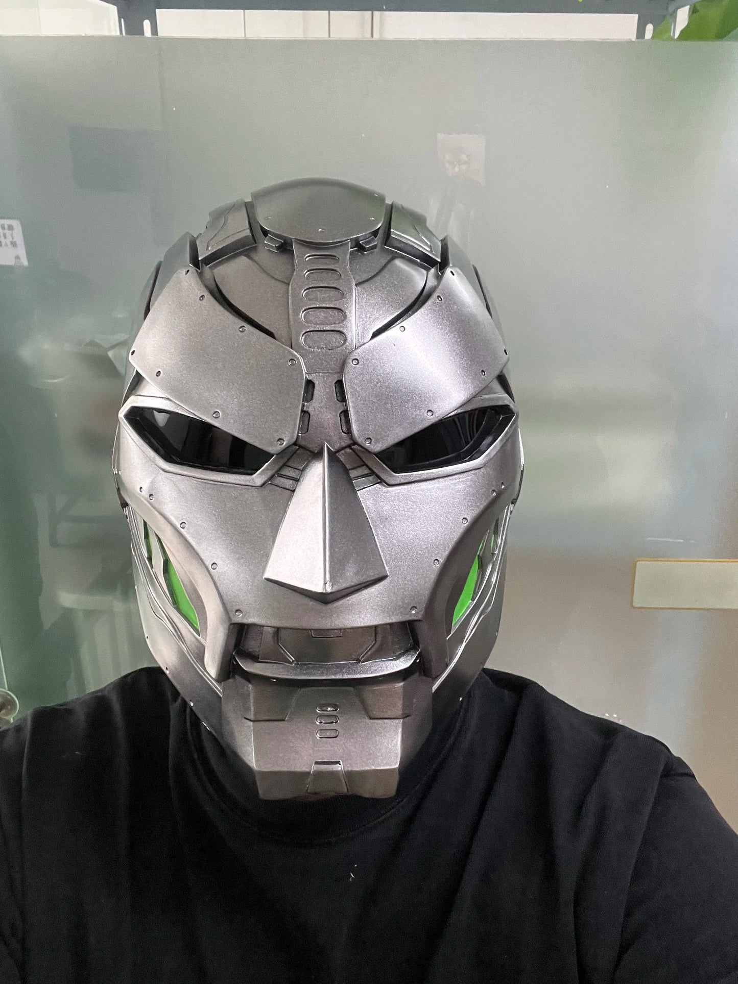 Doctor Doom Maske - Silberner Metallhelm mit kantigem, grünem Design