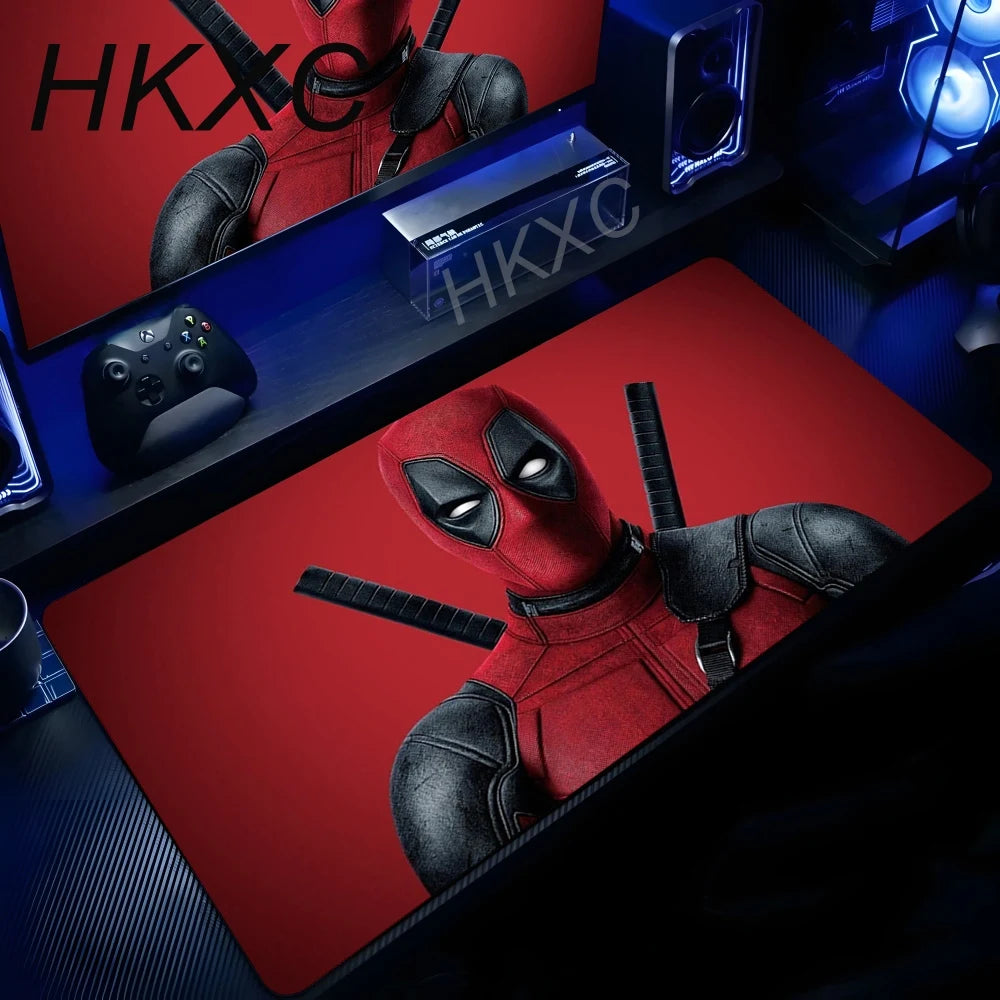 Marvel Deadpool Mauspad - Gekreuzte Katanas, roter Hintergrund