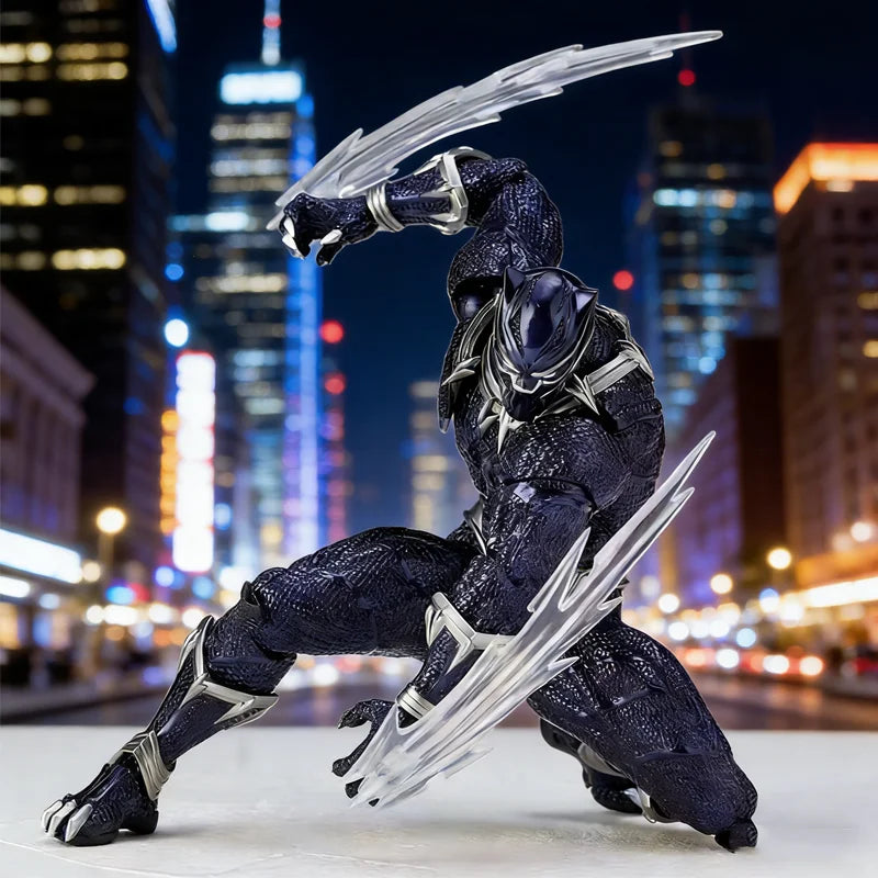 Black Panther 3.0 Gelenkfigur – goldene Schuppentextur mit Deko-Speer