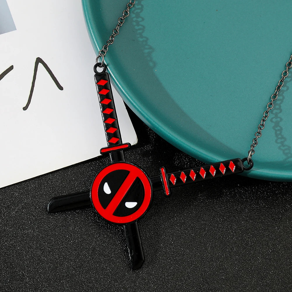 Halskette mit Deadpool-Anhänger – Rot-Schwarz Gekreuzte Katanas