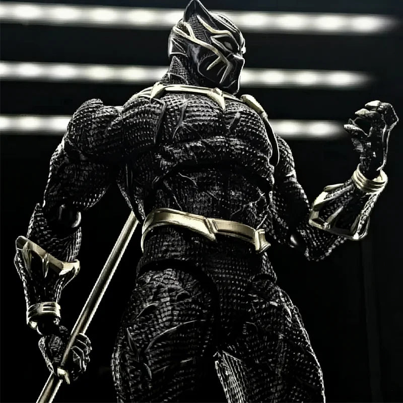 Black Panther 3.0 Gelenkfigur – goldene Schuppentextur mit Deko-Speer