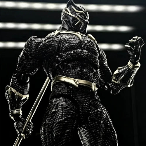 Black Panther 3.0 Gelenkfigur – goldene Schuppentextur mit Deko-Speer