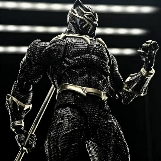 Black Panther 3.0 Gelenkfigur – goldene Schuppentextur mit Deko-Speer