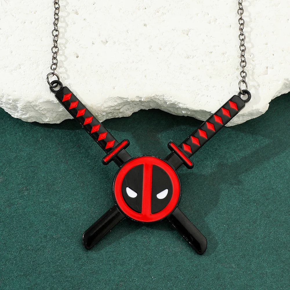 Halskette mit Deadpool-Anhänger – Rot-Schwarz Gekreuzte Katanas
