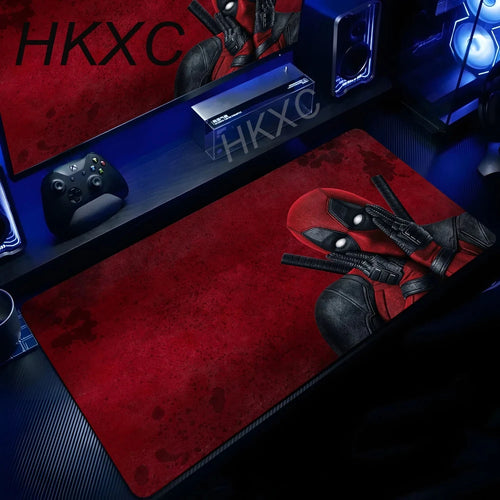 Marvel Deadpool Mauspad - Sitzend Dunkelroter Hintergrund