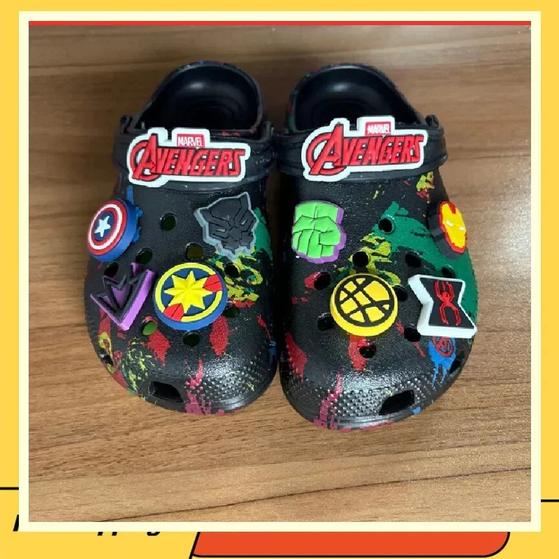 Avengers Clogs Multi-Helden – Weißer Hintergrund mit Farbspritzern