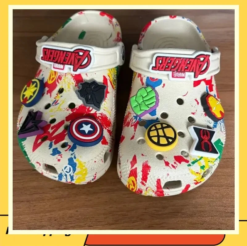 Clogs Avengers Multihelden - Schwarzer Hintergrund mit Spritzern