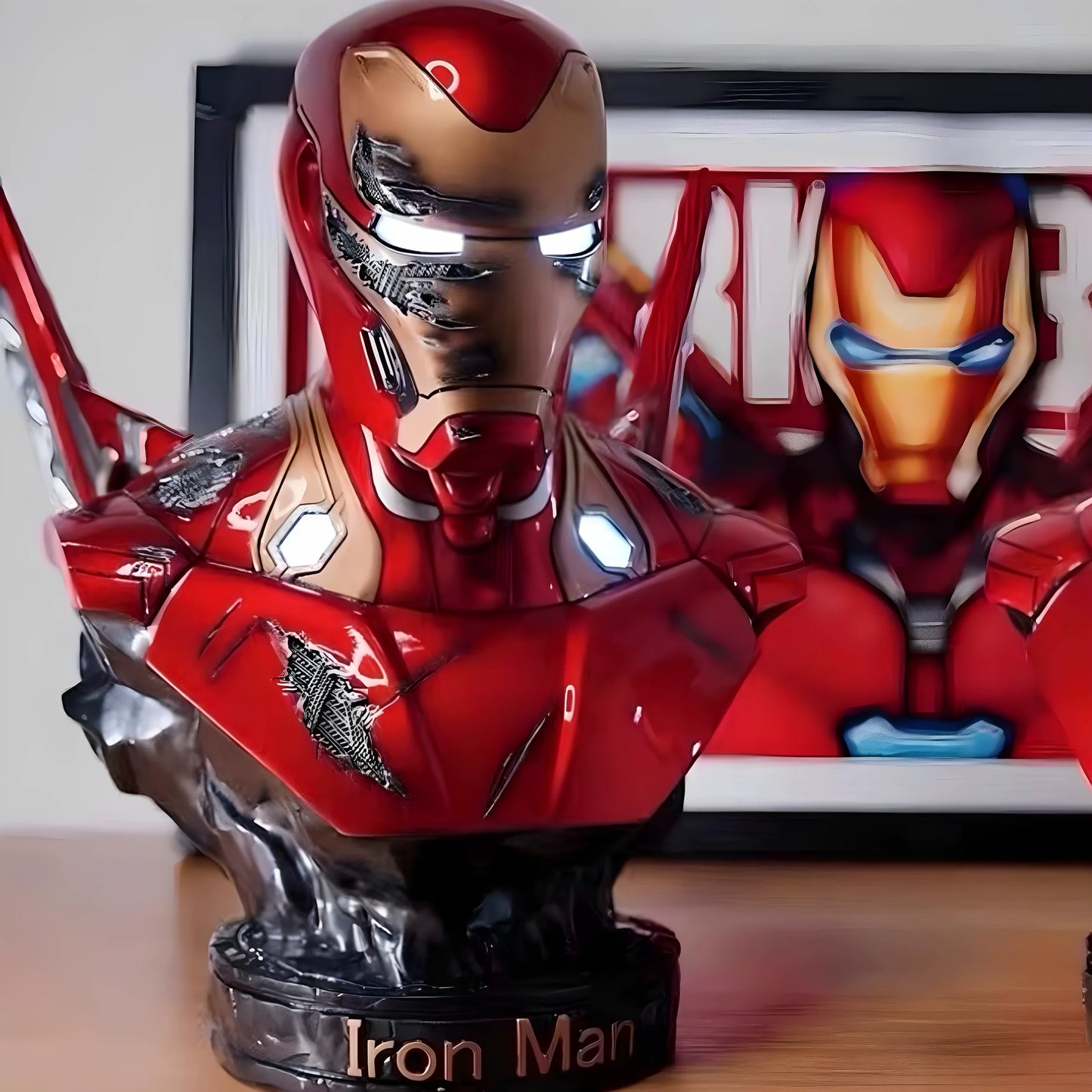 Leuchtbüste Avengers Iron Man – Beschädigte Rüstung Schwarzer Hintergrund