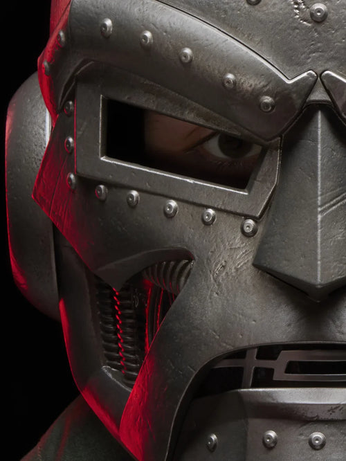 Doctor Doom Maske - Silberner Kunstharzhelm mit Umhang