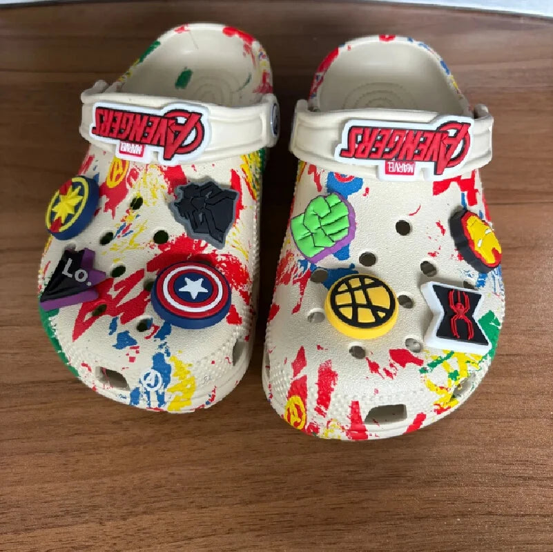 Avengers Clogs Multi-Helden – Weißer Hintergrund mit Farbspritzern