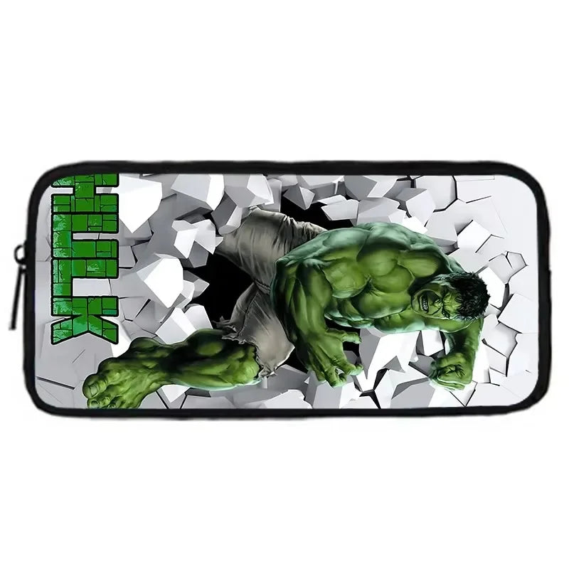 Hulk-Federmäppchen – Ganzkörper, weiße Wand, vertikaler Text
