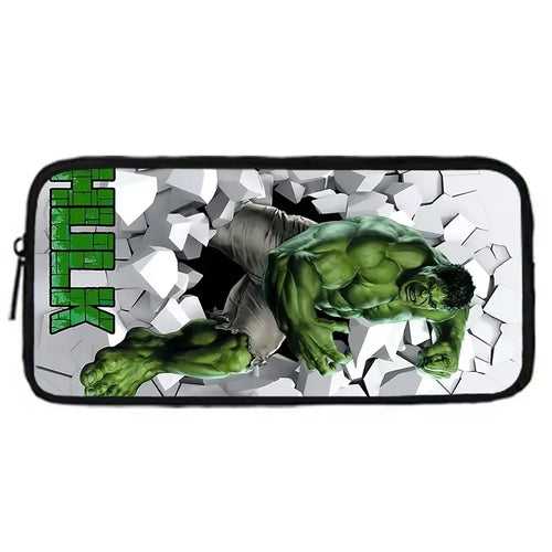 Hulk-Federmäppchen – Ganzkörper, weiße Wand, vertikaler Text
