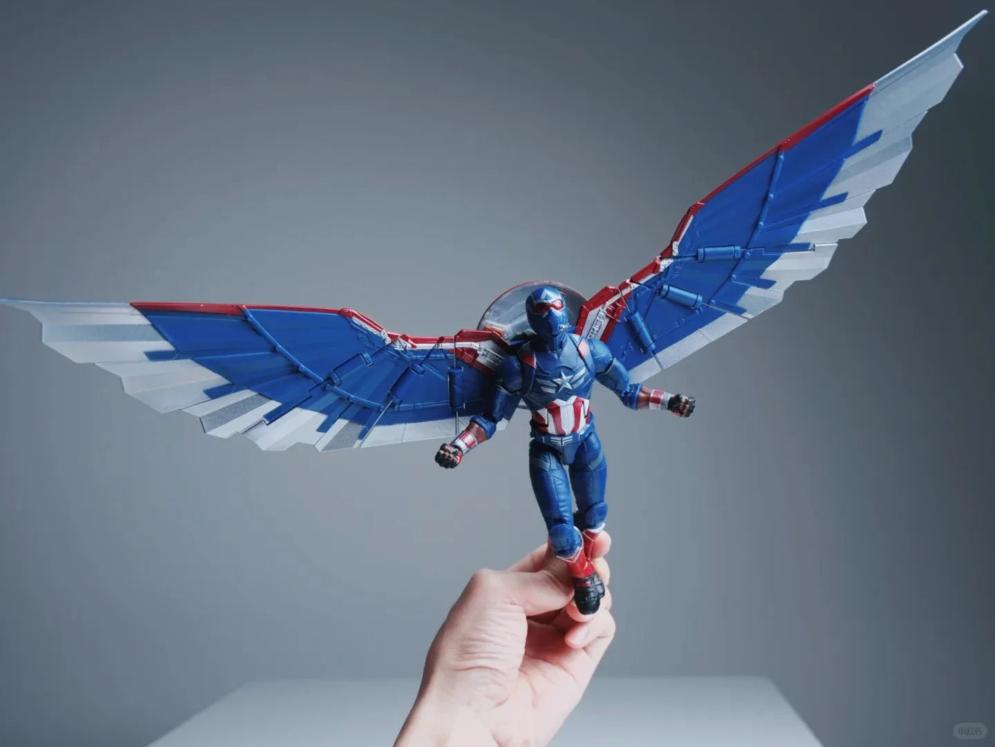 Marvel Legends Captain America Falcon Figur – ausgebreitete Flügel