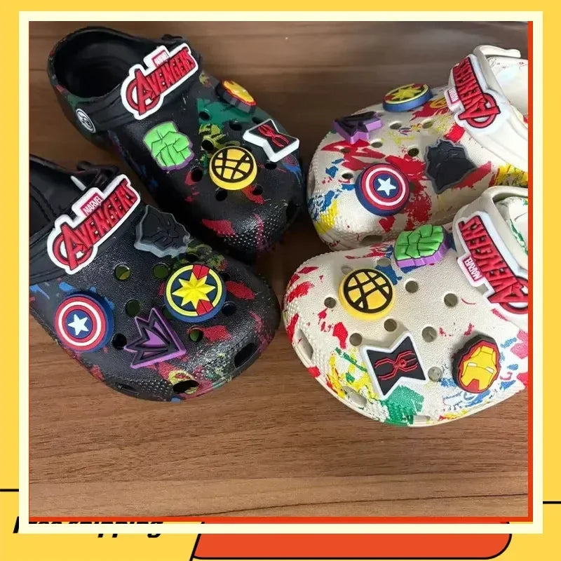 Clogs Avengers Multihelden - Schwarzer Hintergrund mit Spritzern